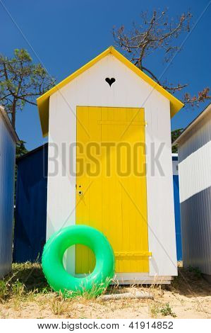 ฮัทหาดสีสันที่แซ็ง-เดอนีเกาะ d'Oleron ในประเทศฝรั่งเศส