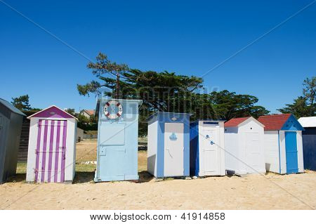 ฮัทหาดสีสันที่แซ็ง-เดอนีเกาะ d'Oleron ในประเทศฝรั่งเศส