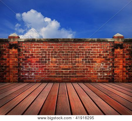 Gamle mursten væg træ terrasse med blå himmel Backgrund