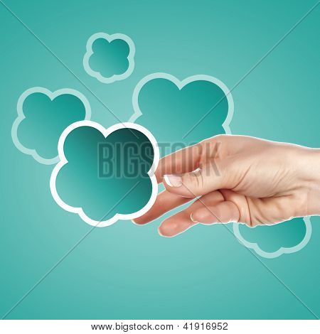 Hand med cloud computing symbol mot färg bakgrund