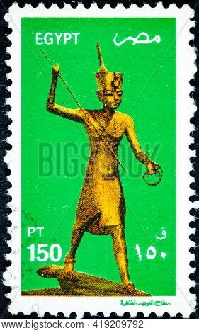 Egypt - Circa 1982: A Stamp Printed In Egypt Shows King Tutankhamen As Harpooner, A Golden Statue Of