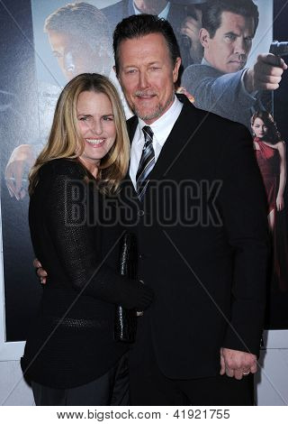 LOS ANGELES - FEB 05: Robert Patrick és felesége Barbara érkezik a 