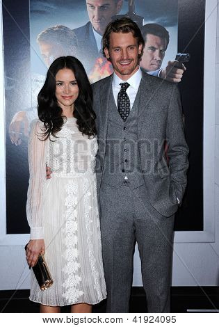 LOS ANGELES - JAN 07: Abigail Spencer & Josh Pence ankommer til 