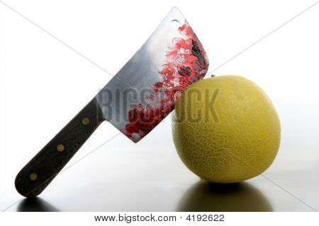 blutige gelber Melone getötet von Messer