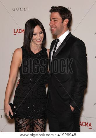 LOS ANGELES - marras 5: EMILY BLUNT & JOHN KRASINSKI saapuvat LACMA isäntien Art + elokuva Gala 2011 