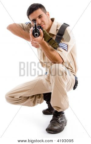 Voják bude střílet s pistolí