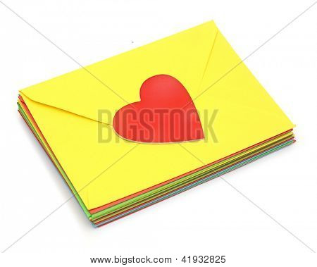 Un coeur rouge sur les enveloppes colorées pile sur fond blanc