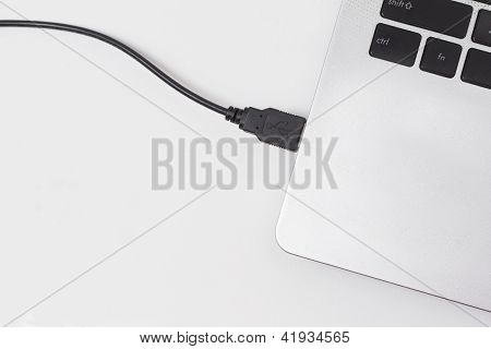 Laptopa kablem usb