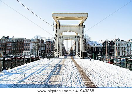 Zasněžené thiny most v Amsterdamu, Nizozemsko v zimě
