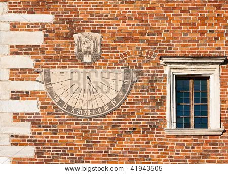 Sonnenuhr und ein Fenster im Turm