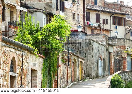 Colle Di Val Delsa, Italy - Circa September 2018. Beautiful Architecture Of Colle Di Val Delsa, Smal