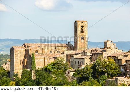 Colle Di Val Delsa, Italy - Circa September 2018. Beautiful Architecture Of Colle Di Val Delsa, Smal