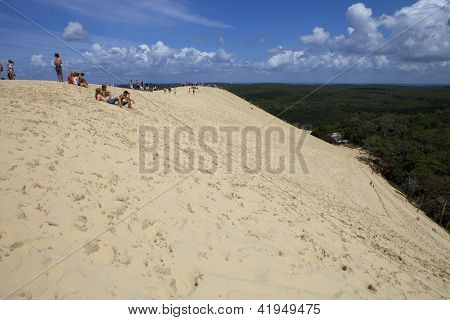 PYLA SUR MER, FRANCE - 8 août : Les gens visite de la célèbre dune du Pyla, la plus haute dune de sable d'E