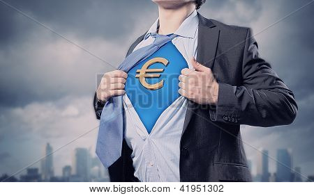 Empresário mostrando superman terno por baixo da camisa