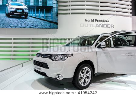En ny Mitsubishi Outlander bil på displayen på 82Nd internationella bilsalongen i Genève