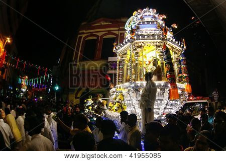 Куала-Лумпур - 26 января: Колесница с индуистским богом, лорд Muruga проходит на улицах Куала Lumpu
