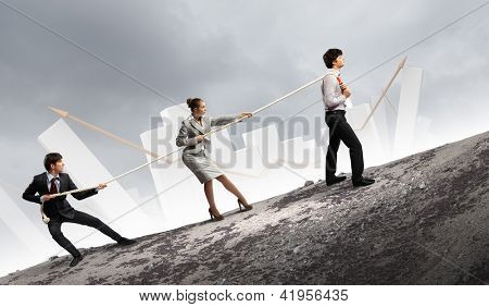 Imagem de três empresários puxando a corda com imagens de barras no fundo