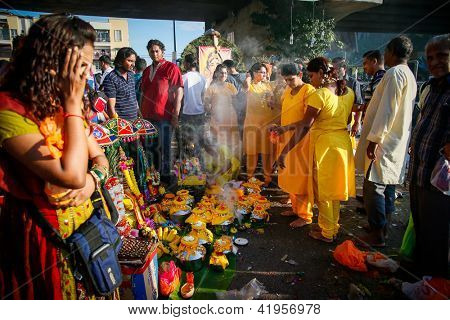 KUALA LUMPUR - 27 de janeiro: Hindus devotos realizar orações os potes de leite antes da procissão 