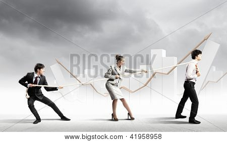 Imagem de três empresários puxando a corda com imagens de barras no fundo