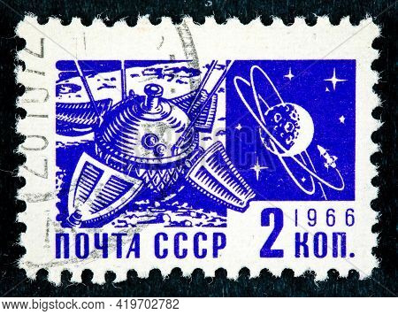 Cccp - Circa 1966: A Stamp Printed In The Cccp Shows The Cccp Space Program, Circa 1966