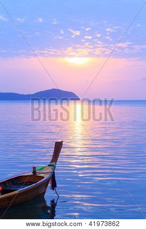 Hermoso amanecer en la isla de Rawai Phuket Tailandia con larga cola barco Ruea Hang Yao