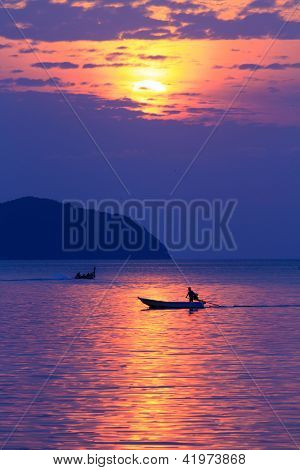 Hermoso amanecer en la isla de Rawai Phuket Tailandia con larga cola barco Ruea Hang Yao