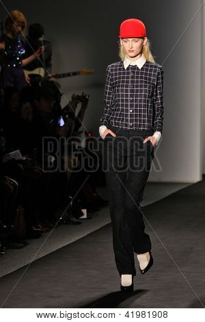 纽约-2 月 07:A 模型走 Timo Weiland 妇女的秋天 2013年集合在跑道我