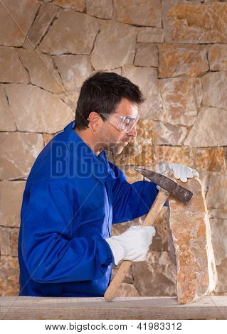 돌 벽 건설에 근무 하는 망치와 벽돌 메이슨 stonecutter 남자