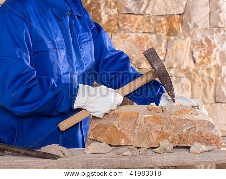 돌 벽 건설에 근무 하는 망치와 벽돌 메이슨 stonecutter 남자