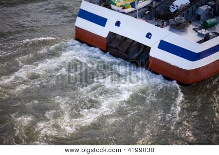 Vody Spalshes za loď