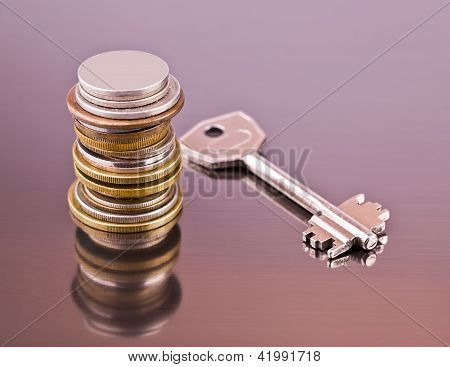 Pila di monete e chiave
