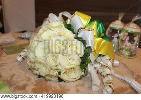 Vocay Bunch Of Flower Of Bride On A Bed