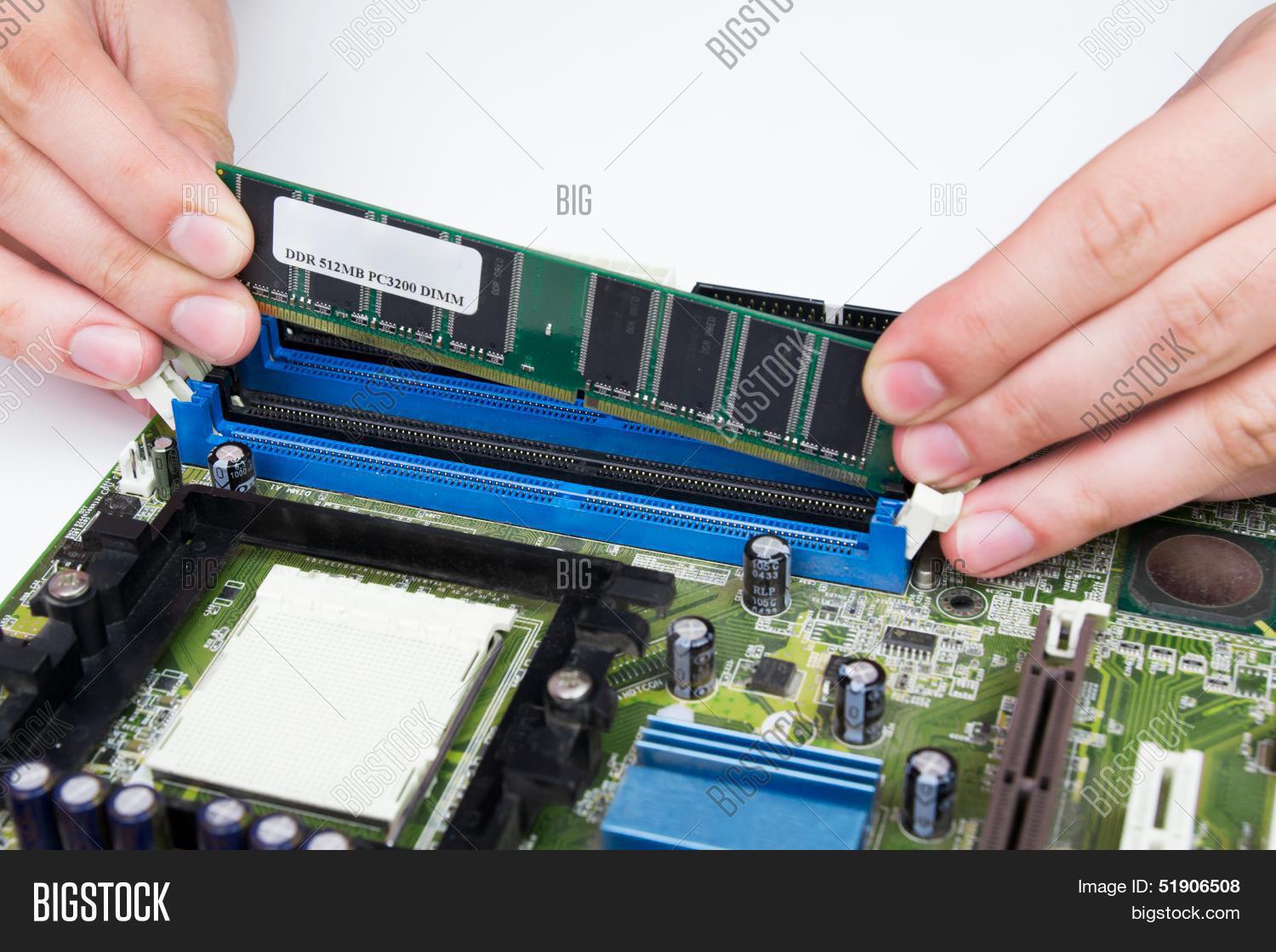 Материнская плата с оперативной памятью. Оперативная память место в компьютере. Как снять оперативку с компьютера. Плашка памяти на пк. Материнская плата с оперативной памятью.