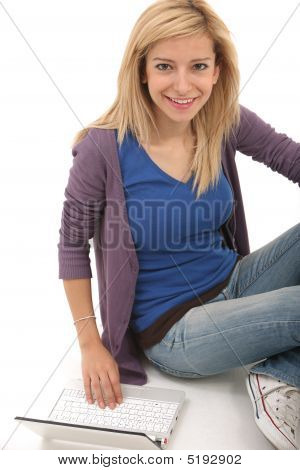 Mädchen auf Laptop arbeiten