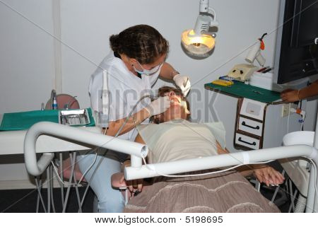 Leczenie w biurze dentysta