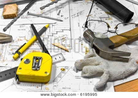 Blueprints et différents outils sont couchés sur établi de menuisier,