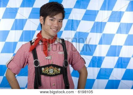 Giovane uomo con bavarese Oktoberfest pantaloni di cuoio (lederhose)