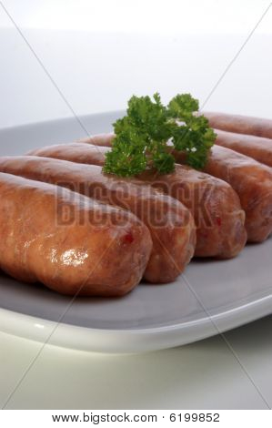 Salsicce organiche Bramley Apple su un piatto bianco