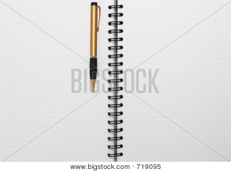 Vazio em branco anel, espiral o bloco de notas, uma caneta de ouro