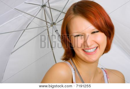 Con un sorriso sotto un ombrello