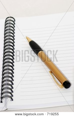 Leer leere Ring, Spiral-Notizblock, ein Gold Stift Makro