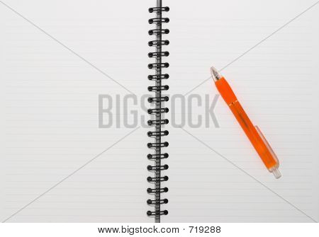 Leer leere Ring, Spiral-Notizblock, ein orange-Stift