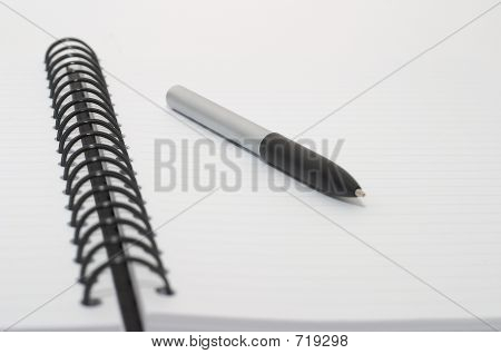Leer leere Ring, Spiral-Notizblock, Stift auf high key