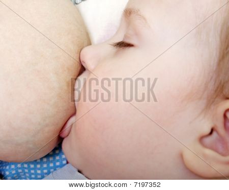 Bambino l'allattamento al seno