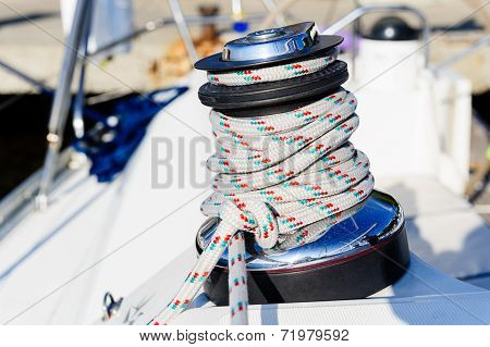Sailing winch with halyard rope
