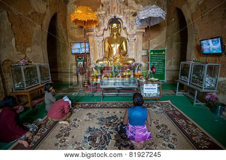 Htilominlo Buddha in Bagan