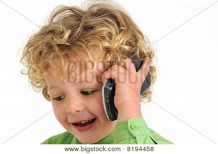 kudrnaté vlasy blonďák mluvící na mobilním telefonu