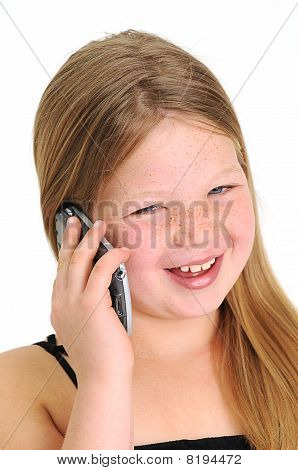 krásná blonďatá dívka mluví na mobilní telefon