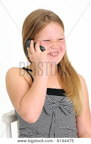 krásná blonďatá dívka mluví na mobilní telefon