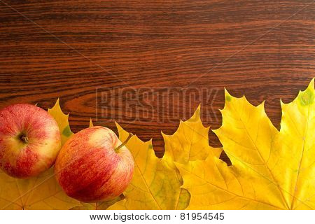 apples on the table